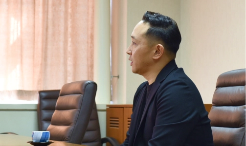 インタビューを受ける太田慶一さん