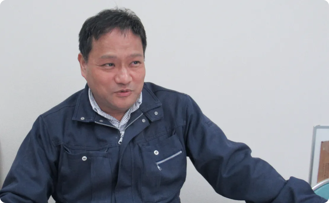 インタビューを受ける佐藤元治さん